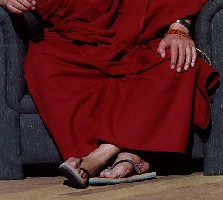 Los pies del Dalai Lama